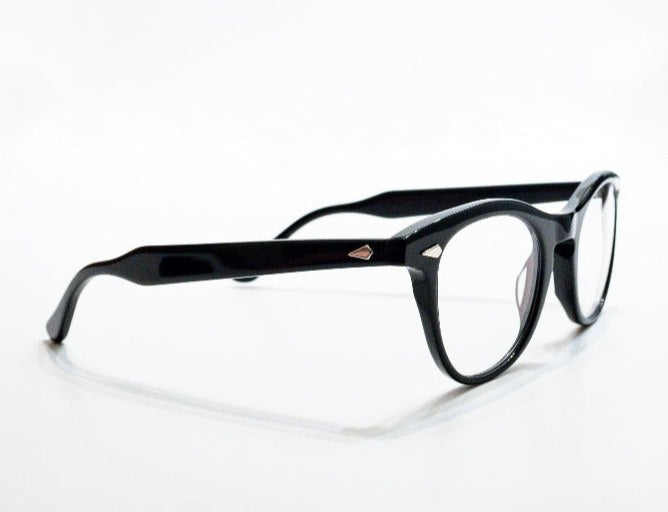 A side view of the glossy black Leading Liz frame, the luxury cat-eye fashion glasses.